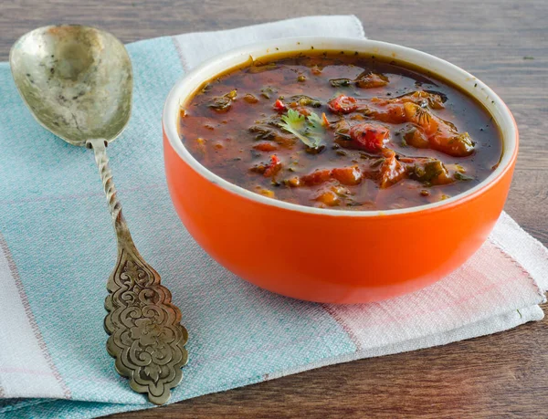 Schüssel mit traditioneller Suppe Borscht auf dem Tisch — Stockfoto