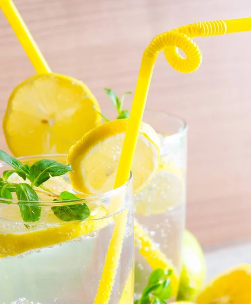 Los vasos de mojito con limón y paja para beber —  Fotos de Stock