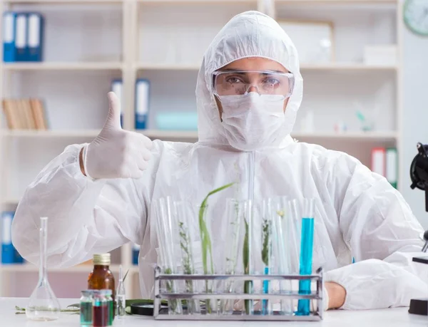 Químico cientista biotecnológico que trabalha em laboratório — Fotografia de Stock