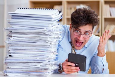 Ofiste çalışan komik muhasebeci.