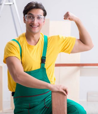 Müteahhit lamine ahşap zemin üzerinde çalışıyor.