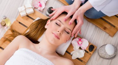 Salondaki spa prosedürü sırasında genç bir kadın.