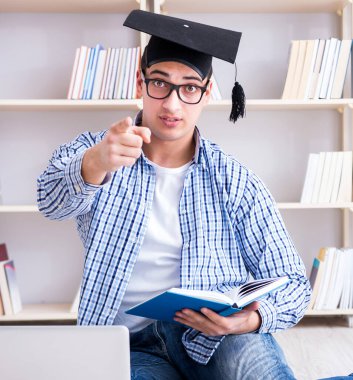 Genç öğrenci kitaplarla çalışıyor.