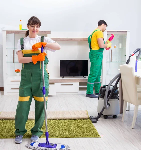 A háznál dolgozó hivatásos vállalkozók takarítása — Stock Fotó