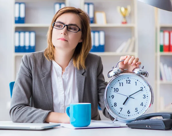 Zakenvrouw werkzaam op kantoor — Stockfoto