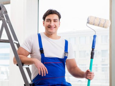 İnşaat alanında çalışan bir boyacı.