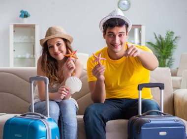Genç bir aile seyahat için hazırlanıyor.