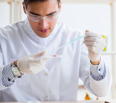 Laboratuvarda çalışan erkek kimyager.