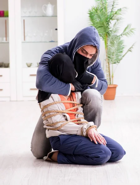 Bewaffneter Mann überfällt junge Frau zu Hause — Stockfoto