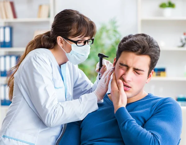 Médecin vérifiant l'oreille des patients pendant l'examen médical — Photo