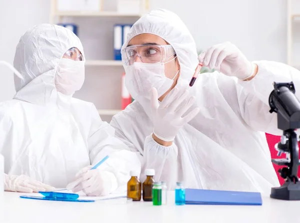 Dua ahli kimia yang bekerja di laboratorium — Stok Foto