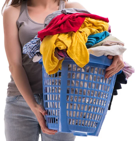 Mujer con cesta de ropa para lavandería — Foto de Stock