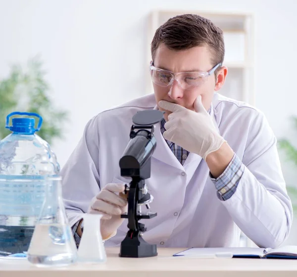 Joven estudiante de química experimentando en laboratorio —  Fotos de Stock