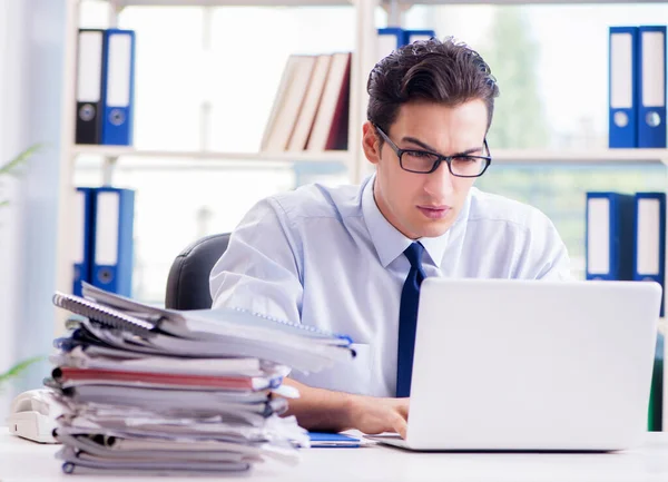 Empresario con exceso de papeleo de trabajo trabajando en la oficina — Foto de Stock