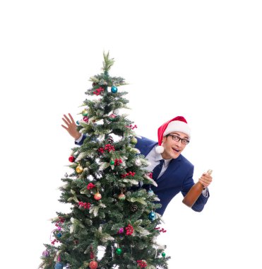 Beyaz üzerine izole edilmiş yılbaşı ağacı dekore eden iş adamı.