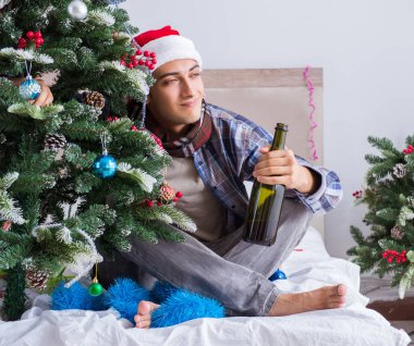 Adam noel partisinden sonra akşamdan kalma.