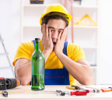 Atölyede çalışan sarhoş mühendis.