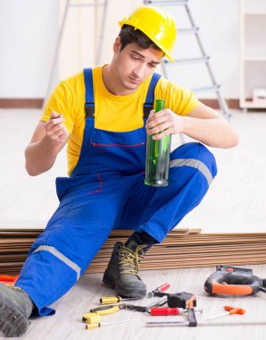 Tatilde içki içen tamirci.