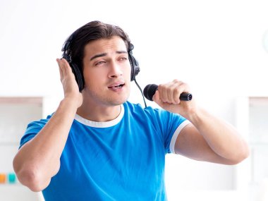 Genç adam evde karaoke şarkı