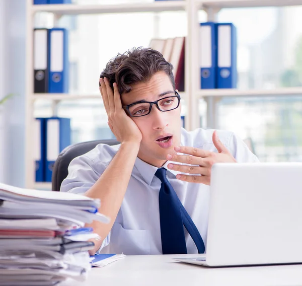 Trött utmattad affärsman sitter på kontoret — Stockfoto