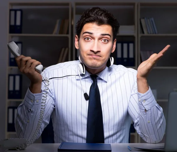 Operador de helpdesk cansado e exausto durante o turno da noite — Fotografia de Stock