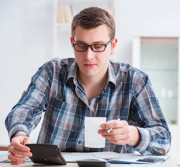 Junger Mann frustriert über sein Haus und Steuerrechnungen — Stockfoto