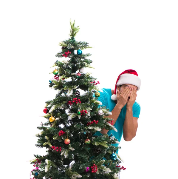 Jeune homme décorant arbre de Noël isolé sur blanc — Photo