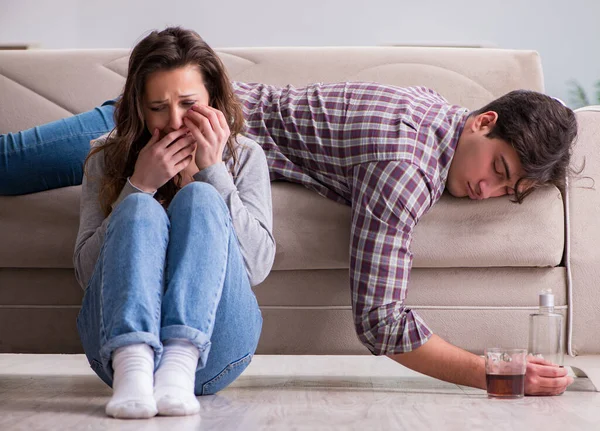 Trinkproblem betrunkener Mann in einer jungen Familie — Stockfoto