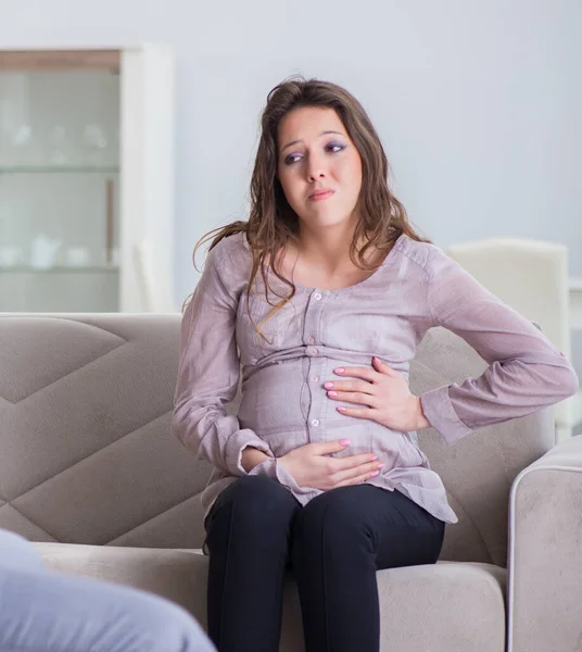 Zwangere vrouw bezoekt psycholoog arts — Stockfoto