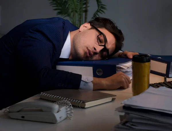 Geschäftsmann müde und schläft nach Überstunden im Büro — Stockfoto
