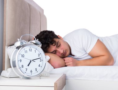 Yatakta uykusuzluk çeken bir adam.