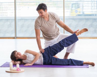 Spor salonunda antrenörlük yapıyor.