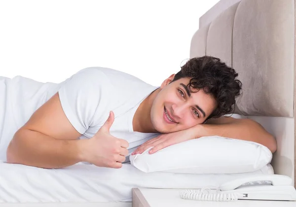 Homem na cama sofrendo de insônia — Fotografia de Stock