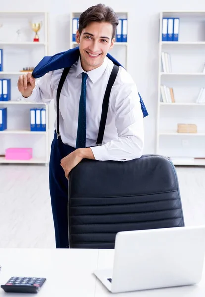 オフィスで働く若いスタイリッシュなビジネスマン — ストック写真