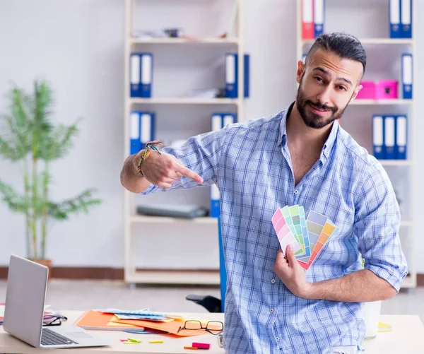 Joven diseñador trabajando en su estudio en un nuevo proyecto — Foto de Stock