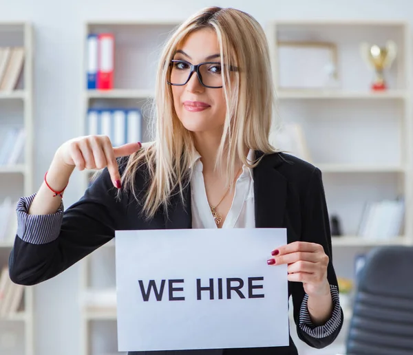 Junge Geschäftsfrau mit Botschaft im Büro — Stockfoto