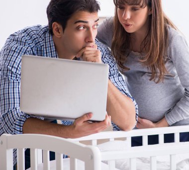 Genç ebeveynler ilk bebeklerini bekliyorlar.