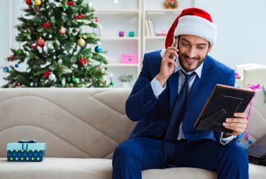 Noel 'de evde çalışan bir iş adamı.