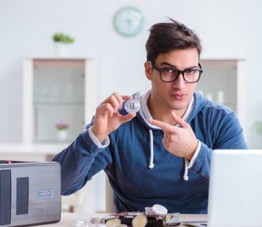 Genç adam evde bitcoin çıkartıyor.