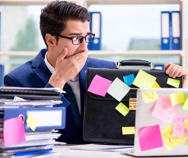 Ο επιχειρηματίας με σημειώσεις υπενθύμισης στην έννοια multitasking — Φωτογραφία Αρχείου