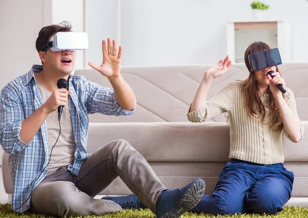 Par de karaoke cantando com óculos de realidade virtual — Fotografia de Stock