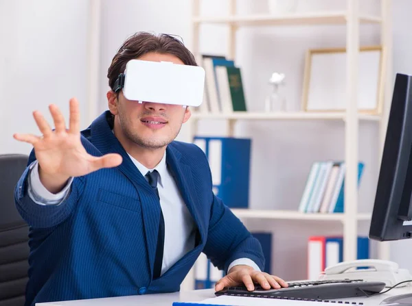 Zaměstnanec s brýlemi virtuální reality v kanceláři — Stock fotografie