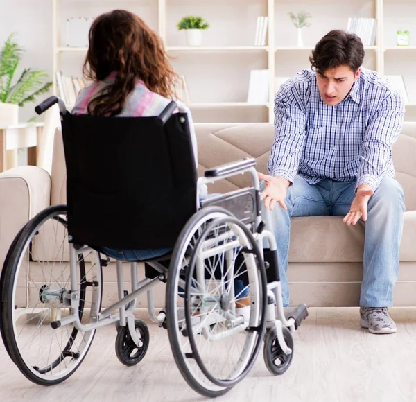 De wanhopige gehandicapte in een rolstoel — Stockfoto