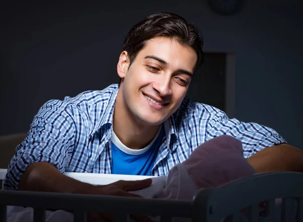 El padre feliz cuidando al bebé recién nacido por la noche — Foto de Stock