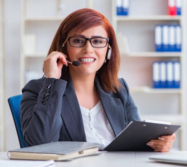 Müşterilerle çalışan çağrı merkezi operatörü