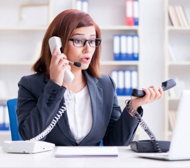 Sinirli çağrı merkezi asistanı çağrılara yanıt veriyor