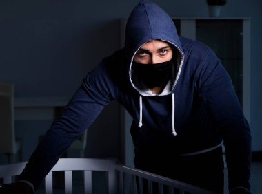 İnsan çocuk ticareti konseptinde bebek hırsızlığı