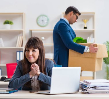 İşinden kovulan kişi.