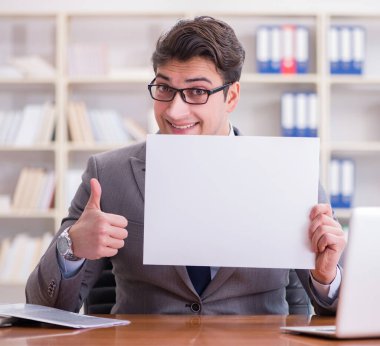 Ofisteki işadamı elinde boş bir mesaj panosu tutuyor.