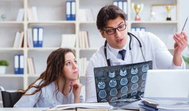 Doktor hastanın röntgen görüntüsü hakkında kötümser hissediyor